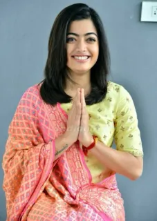 💐 Rashmika Mandanna 印度, 女演员, 女性, 名人, 肖像, 微笑 telegram sticker