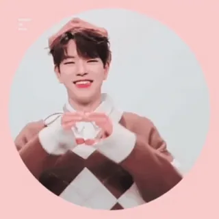 ❤️ คน, ยิ้ม, ท่าทางรูปหัวใจ, เกาหลี, ผู้ชาย, หมวก, เสื้อสเวตเตอร์ telegram sticker