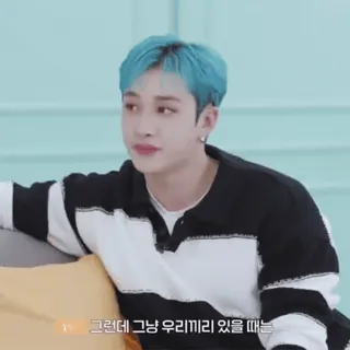 ✅ 그런데 그냥 우리끼리 있을 때는 koreański, osoba, niebieskie włosy, mężczyzna, wewnątrz, siedzący whatsapp sticker