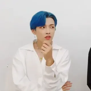 ⛈ homem, cabelo azul, pensando, camisa branca, K-pop whatsapp sticker