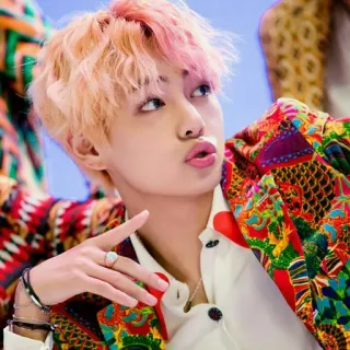 🍌 V K-pop, BTS, V, Kim Taehyung, cantante, retrato, ídolo telegram sticker
