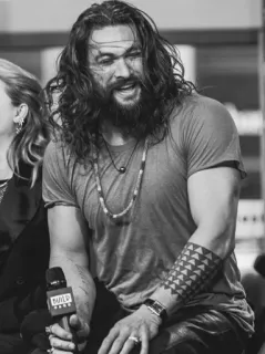🍻 Jason Momoa BUILD актер, мужчина, знаменитость, портрет, сидящий telegram sticker