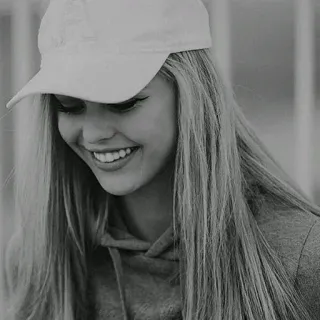 😸 mujer, sonriendo, retrato, rubia, gorra, casual, persona, feliz telegram sticker
