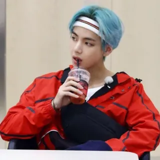 😶 V V, BTS, K-Pop, Sänger, blaue Haare, Idol, Getränk, Casual telegram sticker
