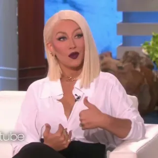 🌦 Christina Aguilera celebridad, cantante, rubia, pulgar arriba, programa de entrevistas, mujer telegram sticker