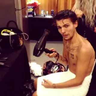 😩 Louis Tomlinson celebridade, homem, toalha, secador de cabelo telegram sticker