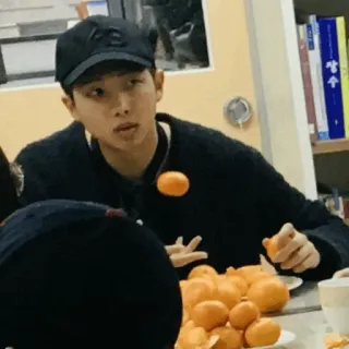 🍊 남자, 귤, 오렌지, 음식, 과일, 모자 whatsapp sticker