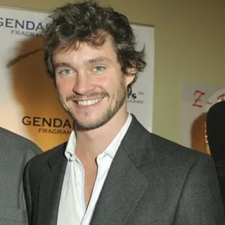 😁 Hugh Dancy Schauspieler, Promi, Lächeln, Anzug, Porträt telegram sticker