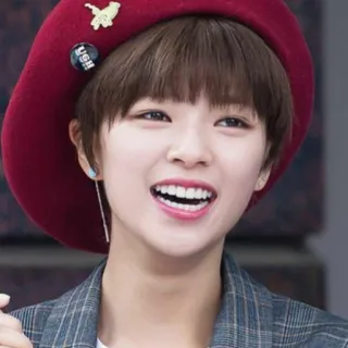 😅 kobieta, osoba, portret, uśmiechnięta, szczęśliwa, beret, kpop telegram sticker