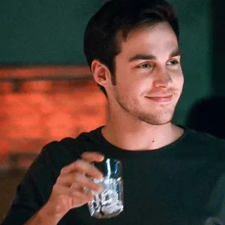 🌐 Kai Parker The Vampire Diaries homem, sorrindo, bebendo, The Vampire Diaries, Kai Parker, Chris Wood whatsapp sticker
