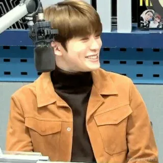 🦥 mężczyzna, uśmiechnięty, radio, studio, wewnątrz whatsapp sticker