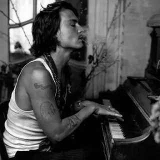 ➰ Johnny Depp acteur, cigarette, fumer, piano, noir et blanc, célébrité telegram sticker