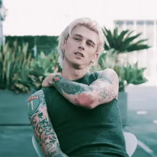 🥥 Machine Gun Kelly machine gun kelly, mgk, musicien, cheveux blonds, tatouage, chanteur telegram sticker