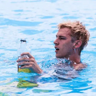 🔱 Machine Gun Kelly homem, água, piscina, garrafa, loira, artista, natação whatsapp sticker