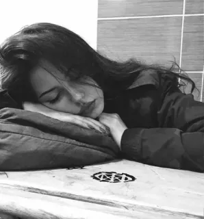 🖤 wanita, tidur, potret, hitam putih, monokrom, kesedihan, melankolis telegram sticker