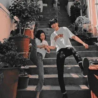 ❤️‍🔥 couple, escaliers, pose, heureux, gens, amusant telegram sticker