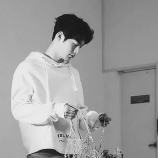 ➖ TELIER
TSHIRT man, hoodie, korean, portrait, casual, monochrome, studio, indoors telegram sticker