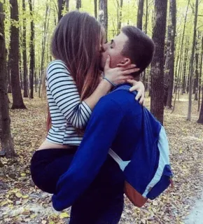 💋 bacio, coppia, amore, romanticismo, affetto, relazione, foresta, autunno telegram sticker