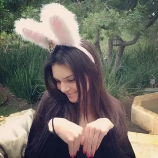 🐇 mujer, orejas de conejo, retrato, sonriendo, exterior, posando telegram sticker