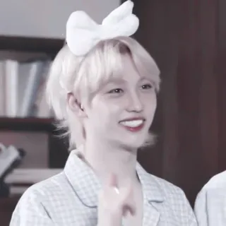 🐣 Felix K-Pop, Stray Kids, Felix, Idol, Sänger, blond, Schleife, Pyjama telegram sticker