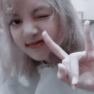 ♟ 女人, 肖像, 和平标志, 眨眼, 自拍, 手势, 女人肖像 whatsapp sticker