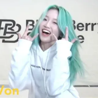🔮 WHAT YOU WANT WAY kpop, idol, ragazza, cantante, capelli blu, sorridente, donna whatsapp sticker