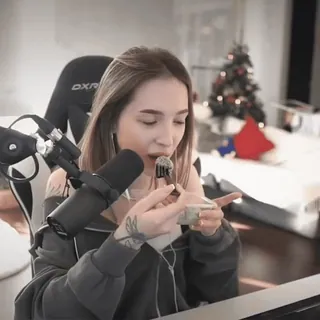 😋 여자, 먹는, 음식, 마이크, 의자, 크리스마스 트리, 실내 telegram sticker
