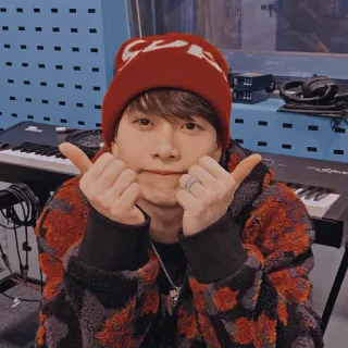 👍 pessoa, homem, chapéu, coreano, asiático, fofo, cantor, gesto de amor whatsapp sticker