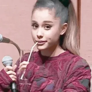 🌿 Ariana Grande Ariana Grande, chanteuse, pop star, célébrité, femme, musique, microphone whatsapp sticker