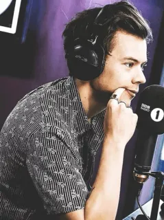 💸 Harry Styles Harry Styles, chanteur, musicien, radio, portrait, casque, microphone telegram sticker