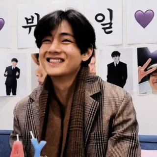 🔈 V 뷔일 v, bts, kpop, coréen, idole, chanteur, sourire, joyeux telegram sticker