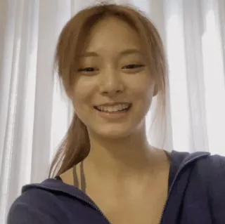 🖱 Tzuyu ผู้หญิง, คน, ยิ้ม, ภาพเหมือน, ลำลอง, ในร่ม telegram sticker