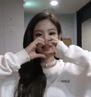 🫶 VOGUE kpop, cuore, collana di perle, vogue, moda, sorriso, donna telegram sticker