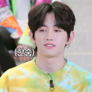 😒 (한숨) coreano, asiatico, uomo, maglietta tie-dye, orecchini whatsapp sticker