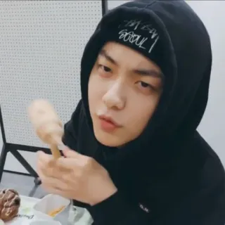 🍥 Seoul person, hoodie, korean, eating, street style, portrait telegram sticker