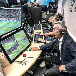 📼 EFL calcio, computer, guardando partita, revisione telegram sticker