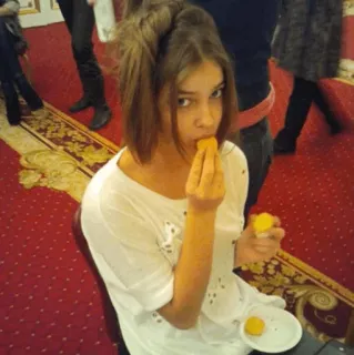 🌩 femme, manger, nourriture, portrait, intérieur, personne whatsapp sticker