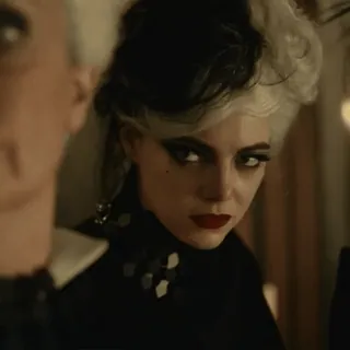🚪 Cruella de Vil Cruella Cruella, Disney, Bösewicht, Emma Stone, Mode, Schwarz Weiß Haar, Film whatsapp sticker