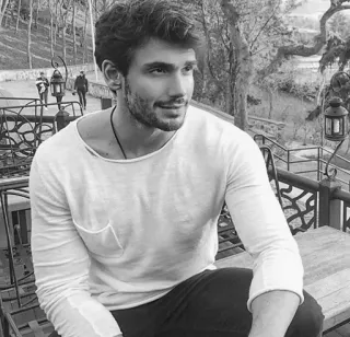 ▪️ homme, portrait, assis, extérieur, masculin, noir et blanc telegram sticker
