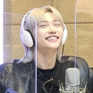 💫 personne, souriant, casque, joyeux, musique, radio telegram sticker