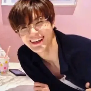 🤟 đàn ông, mỉm cười, kính, chân dung, người, vui vẻ telegram sticker