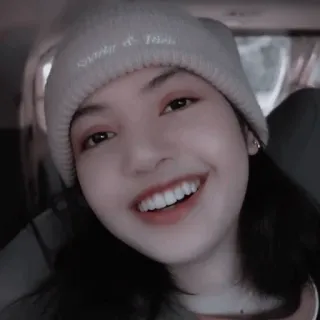 ♟ Something at least 人, 女人, 肖像, 微笑, 帽子, 冬天 whatsapp sticker