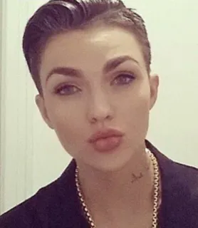 😘 Ruby Rose retrato, famoso/a, actriz, persona whatsapp sticker