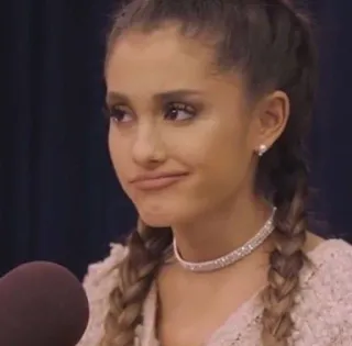 😙 Ariana Grande Sängerin, Frau, Promi, Popstar, Porträt, Zöpfe whatsapp sticker