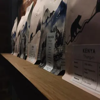 😁 RWANDA
Rugeyo
KENYA
Thuniguru café, Ruanda, Quênia, grãos de café, embalagem, produto, prateleira, alimento whatsapp sticker