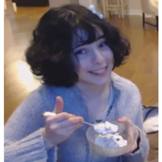 🍦 femme, manger, glace, sourire, intérieur telegram sticker