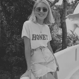 🌨 HONEY kobieta, miód, okulary przeciwsłoneczne, blondynka, spódnica, uśmiechnięta telegram sticker