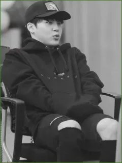 ▪️ yermood K-Pop, Idol, Mode, Koreanisch, Mann, Sitzend, Draußen, Leute telegram sticker