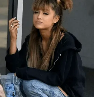 🌿 Ariana Grande célébrité, femme, chanteuse, portrait, pop star, jeans whatsapp sticker