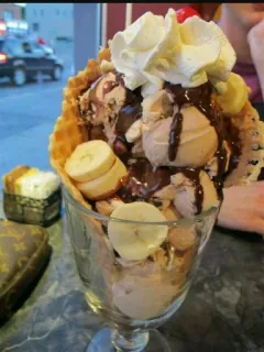 😋 ice cream, dessert, banana, sundae, waffle cone, chocolate sauce telegram sticker